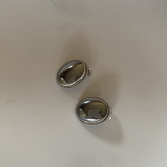 ❌SOLD❌Sarah Coventry Clip On Earrings - Picture 2 of 5